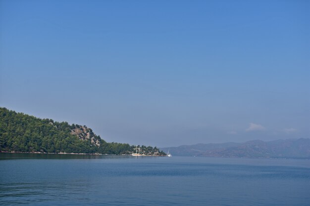 Paesaggio montuoso sulla costa egea