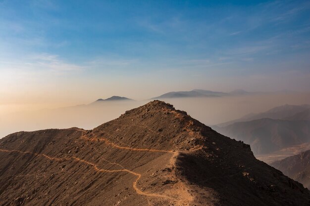 paesaggio montuoso vista dalla cima di una montagna cielo blu