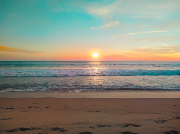 Paesaggio mozzafiato al tramonto sulla spiaggia vuota