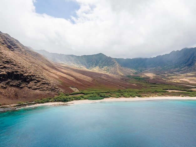 Paesaggio mozzafiato delle hawaii con il mare blu
