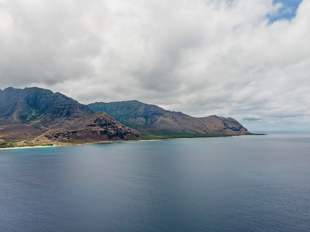 Paesaggio mozzafiato delle hawaii con il mare blu