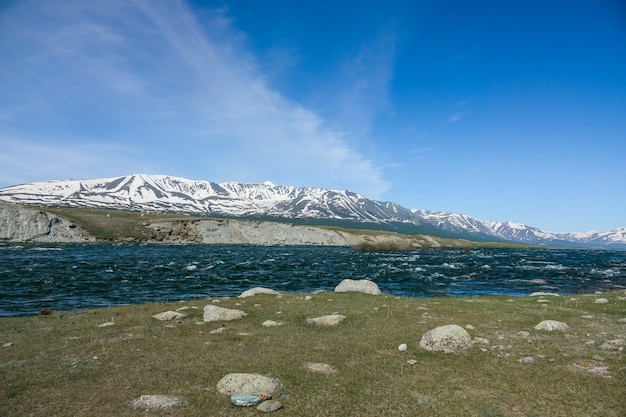 Paesaggio mozzafiato delle splendide montagne dell'Altai