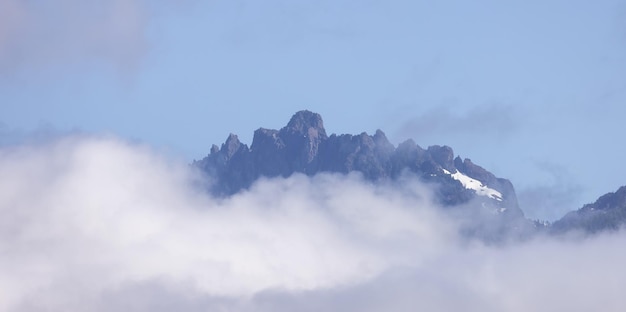 Paesaggio naturale canadese con nuvole e montagne