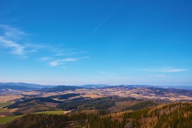 Paesaggio naturale con catene montuose e valli