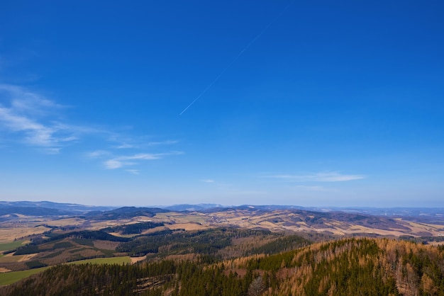 Paesaggio naturale con catene montuose e valli