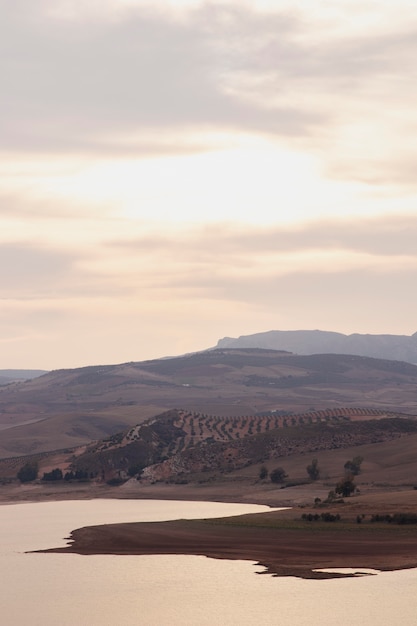 Paesaggio naturale con colline