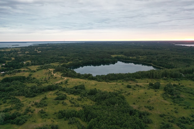 Paesaggio naturale con un lago