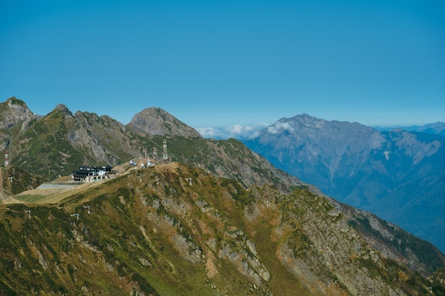 Paesaggio naturale con una stazione sciistica nelle montagne del Caucaso in estate