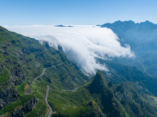 Paesaggio naturale dell'isola di Madeira Valle della Serra d'Agua e villaggio con bellissime montagne rocce e terrazze
