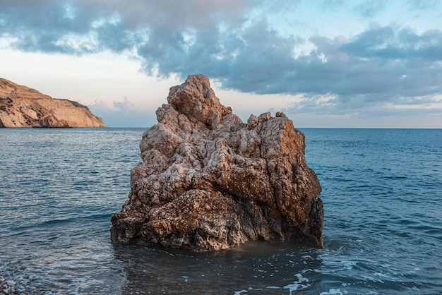 Paesaggio naturale della bella roccia in riva al mare Mediterraneo Costa di Cipro Sullo sfondo di un cielo nuvoloso