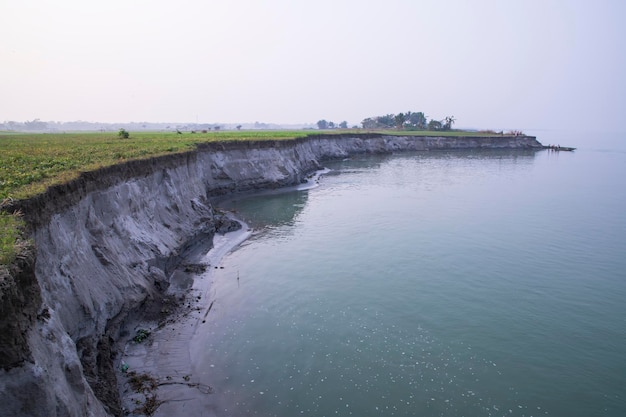 Paesaggio naturale della riva del fiume Padma con l'acqua blu