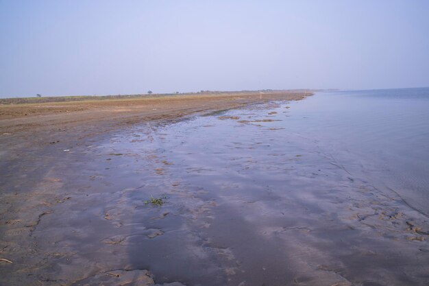 Paesaggio naturale della riva del fiume Padma con l'acqua blu