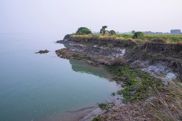 Paesaggio naturale della riva del fiume Padma con l'acqua blu