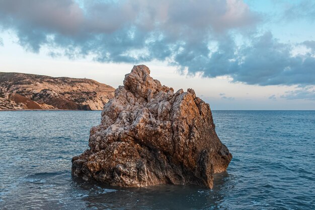 Paesaggio naturale di bella roccia in riva al mare Mediterraneo