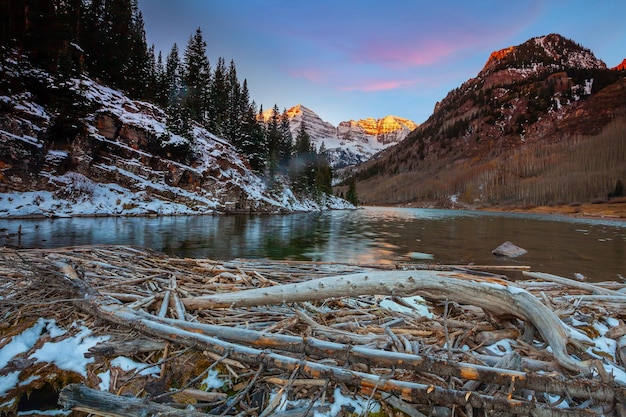 Paesaggio naturale di Maroon bell in Colorado USA all'alba