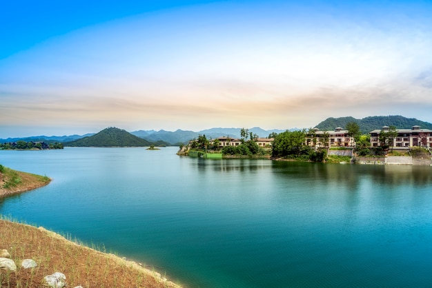 Paesaggio naturale e paesaggio lacustre del lago Qiandao a Hangzhou