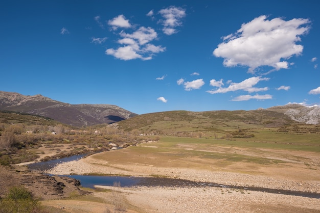 Paesaggio naturale nelle montagne di Palencia, Castilla y Leon, Spagna.