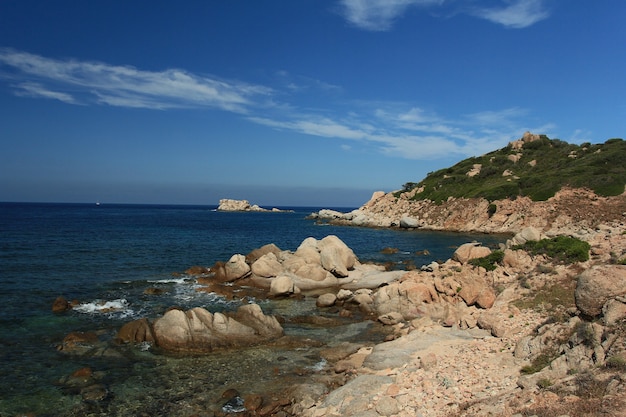Paesaggio naturale sardo e costa nella costa meridionale, Italia