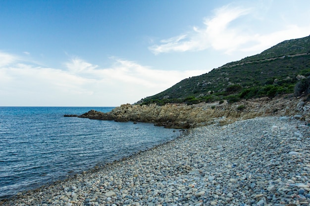 Paesaggio naturale sardo e costa nella costa meridionale, Italia