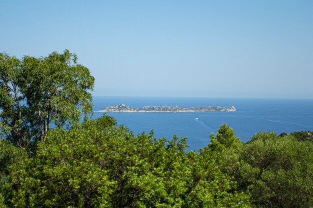 Paesaggio naturale sardo e costa nella costa meridionale, Italia