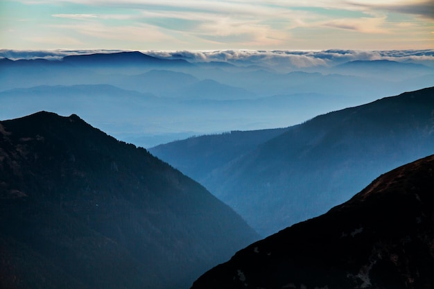 Paesaggio nebbioso dell'orizzonte di tramonto della montagna a Zakopane