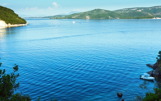 Paesaggio nebbioso della linea costiera di Lefkada di estate (Nydri, Grecia).