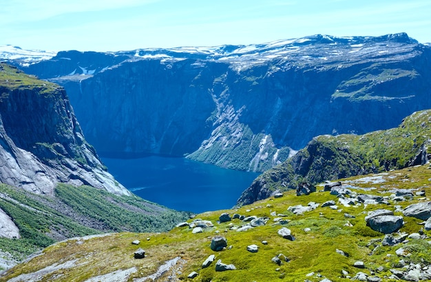 Paesaggio nebbioso estivo del lago Ringedalsvatnet (Norvegia). Vista dall'alto.