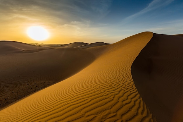 Paesaggio nel deserto al tramonto