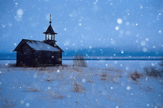 paesaggio nella chiesa russa kizhi vista invernale / stagione invernale nevicata nel paesaggio con architettura della chiesa