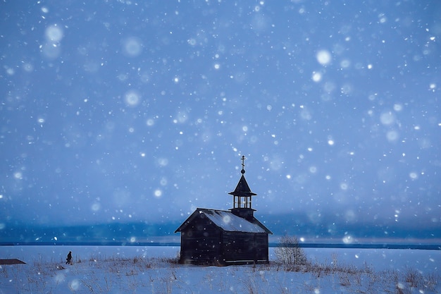 paesaggio nella chiesa russa kizhi vista invernale / stagione invernale nevicata nel paesaggio con architettura della chiesa