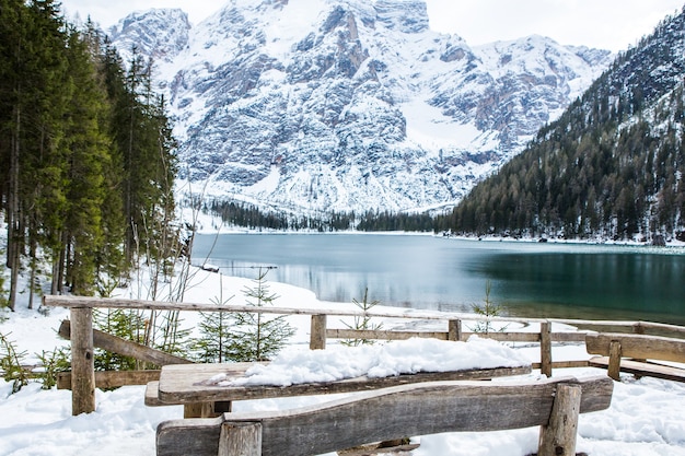 Paesaggio nelle montagne delle alpi europee in inverno