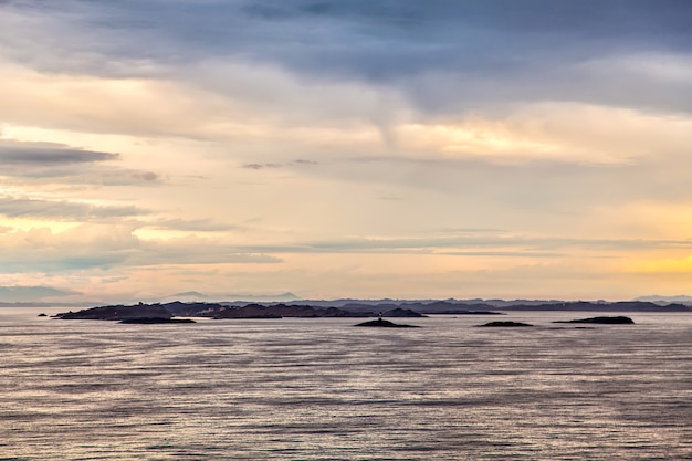 Paesaggio norvegese: il Mare del Nord e il fiordo