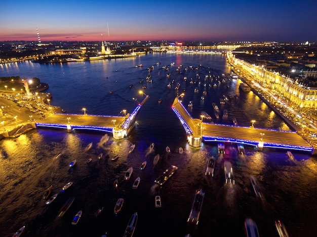 Paesaggio notturno aereo dei festeggiamenti sull'argine del palazzo al ponte di disegno a san pietroburgo russia...