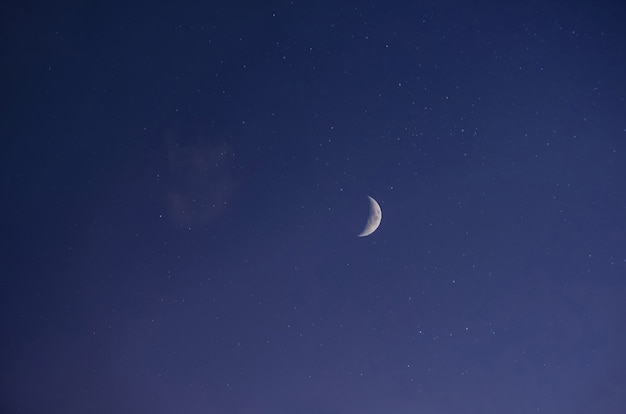 Paesaggio notturno, cielo stellato blu scuro, vista della luna luminosa