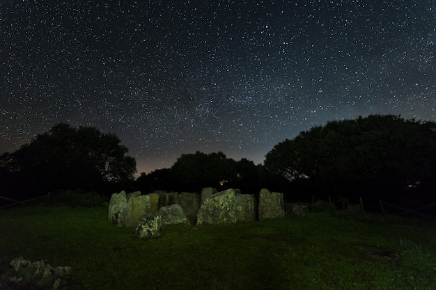 Paesaggio notturno con antichi dolmen preistorici. Dolmen della Grande Quercia.