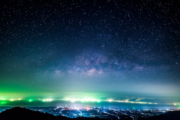 Paesaggio notturno con la colorata Via Lattea