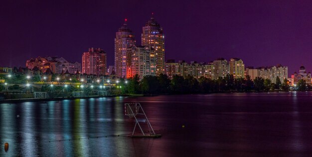 Paesaggio notturno dell'argine su Obolon Kiev