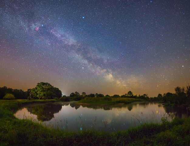 Paesaggio notturno stellato