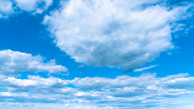 Paesaggio nuvole bianche su un cielo blu