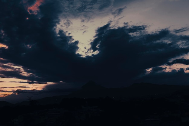 paesaggio nuvoloso cielo scuro con tempesta