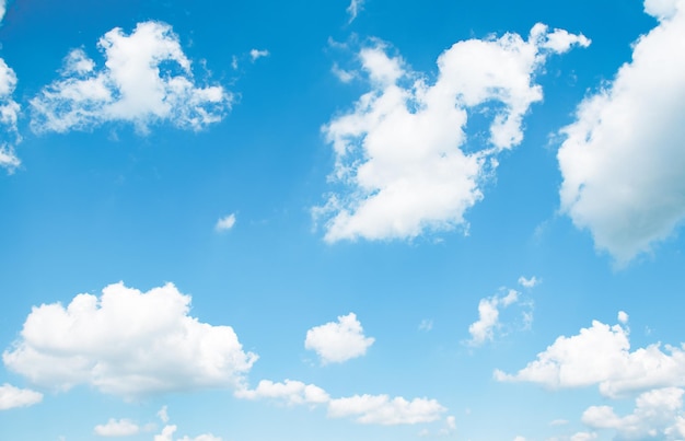 Paesaggio nuvoloso su un cielo azzurro