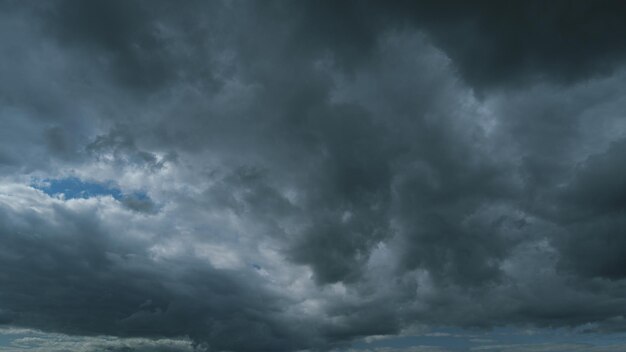 Paesaggio nuvoloso tempestoso piovoso nuvole cumulus blu scuro nuvole che cambiano forma sul cielo nuvoloso grigio