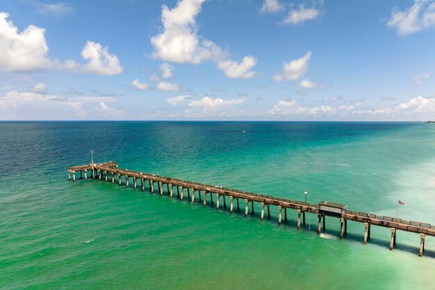 Paesaggio oceanico luminoso al molo da pesca di Venice in Florida, USA, luogo di vacanza popolare nel sud