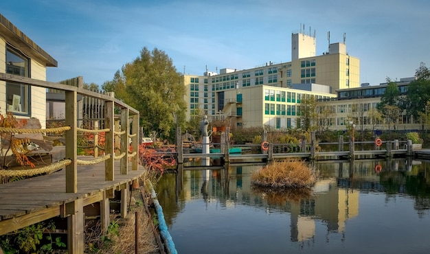 Paesaggio olandese con canali d&#39;acqua ad Amsterdam, Paesi Bassi