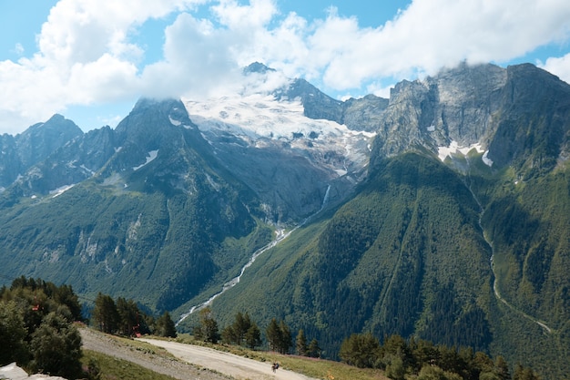 Paesaggio, panorama montano, prati alpini e picchi di montagna nel ghiaccio