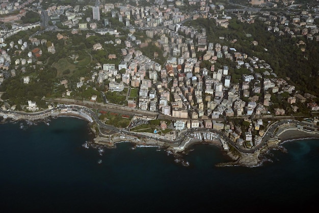 Paesaggio panoramico aereo di Genova Italia dall'aeroplano