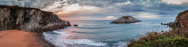 Paesaggio panoramico al tramonto a Covachos Beach, Cantabria.