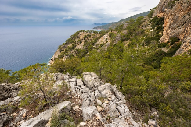 Paesaggio panoramico dalla cima rocciosa della collina alle spiagge delle montagne costiere e al mare Via Licia Turchia