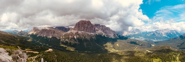 Paesaggio panoramico dei Cinque Torri nelle Dolomiti italiane