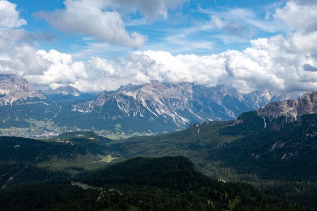 Paesaggio panoramico dei Cinque Torri nelle Dolomiti italiane